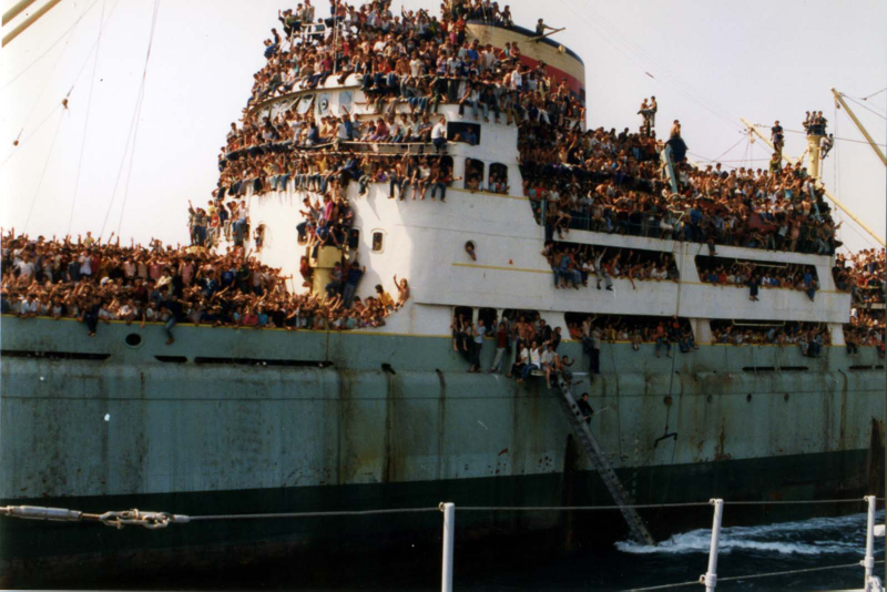 Illustration for article titled El día que 20.000 inmigrantes llegaron a Italia tras tomar un barco: la epopeya del Vlora